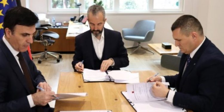 Krimet zgjedhore/ Altin Duman, Ilirjan Celibash dhe Olsian Çela, raportojnë gjetjet në terren para ambasadorëve