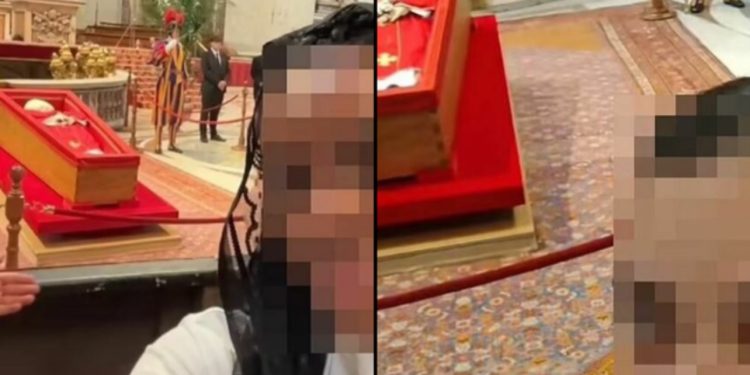 Revoltohen besimtarët katolikë, turistët po bëjnë “selfie” me Papa Françeskun në arkivol