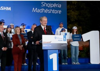 “Vendi është zhytur në mjerim!” Berisha në Gjirokastër: 21% e familjeve shqiptare nuk u japin dot 3 vakte ushqim fëmijëve të tyre