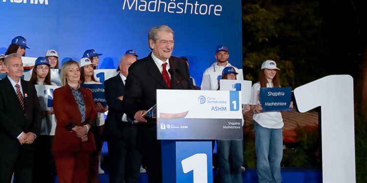 “Vendi është zhytur në mjerim!” Berisha në Gjirokastër: 21% e familjeve shqiptare nuk u japin dot 3 vakte ushqim fëmijëve të tyre