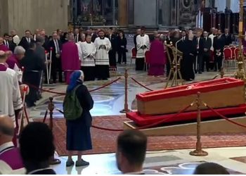 Shoqja e Papa Françeskut prej më shumë se 40 vitesh/ Murgesha thyen protokollin, afrohet në një vend që nuk lejohet për t’i dhënë lamturmirën e fundit