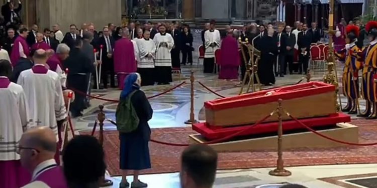 Shoqja e Papa Françeskut prej më shumë se 40 vitesh/ Murgesha thyen protokollin, afrohet në një vend që nuk lejohet për t’i dhënë lamturmirën e fundit