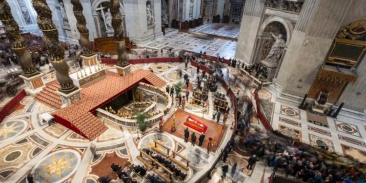 Nesër funerali i Papa Françeskut/ Arkëmorti do të mbyllet përfundimisht sot pasdite, varri do të ndërtohet nga “guri i popullit”