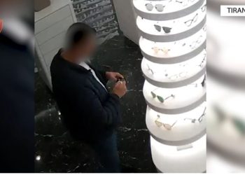 Për 4 muaj vodhi shtatë palë syze me vlerë mbi 11 mijë euro, arrestohet 40-vjeçari në Tiranë