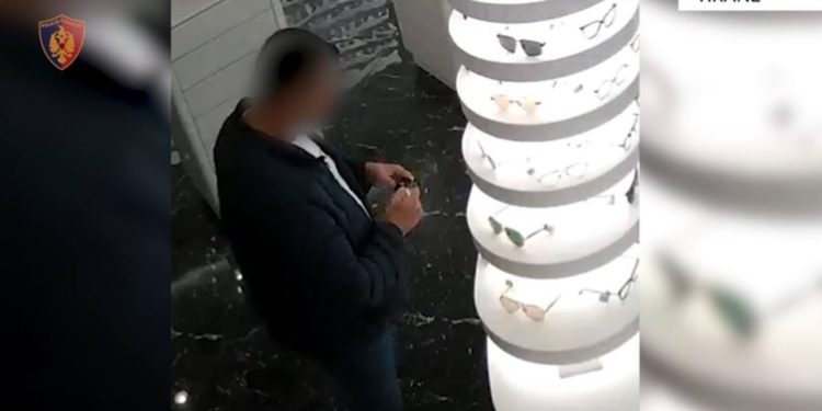 Për 4 muaj vodhi shtatë palë syze me vlerë mbi 11 mijë euro, arrestohet 40-vjeçari në Tiranë
