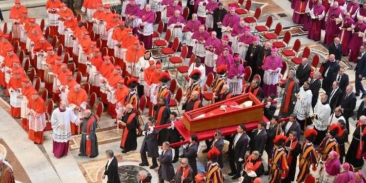 Liderët botërorë mblidhen në Romë për funeralin e Papa Françeskut, mungojnë Putin dhe Netanyahu