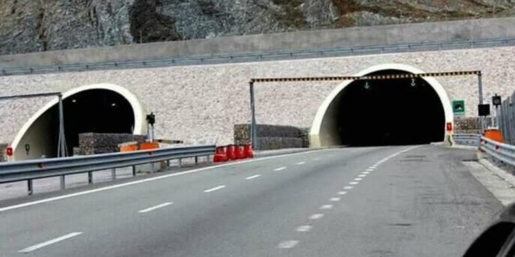 Aksident i rëndë në Rrugën e Kombit, përplasen dy makina në dalje të tunelit në Kukës, dyshohet për viktima