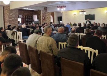 Partia Socialiste në Bulqizë shantazhon qytetarët për vota, zyrtari i bashkisë prish takimin e opozitës