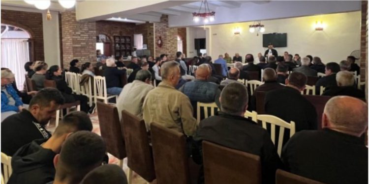 Partia Socialiste në Bulqizë shantazhon qytetarët për vota, zyrtari i bashkisë prish takimin e opozitës