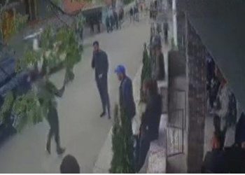 PAMJET E RËNDA/ Momenti i sherrit mes Xhelal Mziut, nipit të  tij dhe punonjësit të  bashkisë Bulqizë