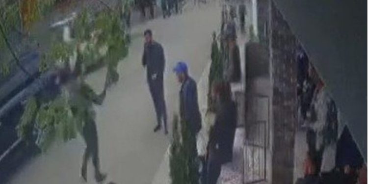 PAMJET E RËNDA/ Momenti i sherrit mes Xhelal Mziut, nipit të tij dhe punonjësit të bashkisë Bulqizë