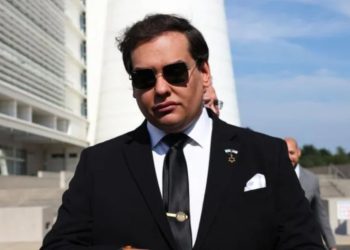 Gënjeu me CV-në dhe përdori fondet e fushatës për jetë luksoze/ Ish-kongresmeni republikan Santos dënohet me 7 vite burg