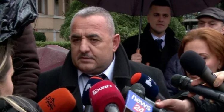 U plagos në kokë me sende të forta në Farkë, 19-vjeçari, djali i ish-deputetit Mhill Fufi