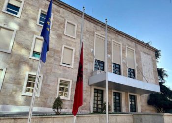 Ditë zie për Papa Françeskun/ Flamuri shqiptar në gjysmështizë, PS ndërpret fushatën për të respektuar funeralin e Atit të Shenjtë