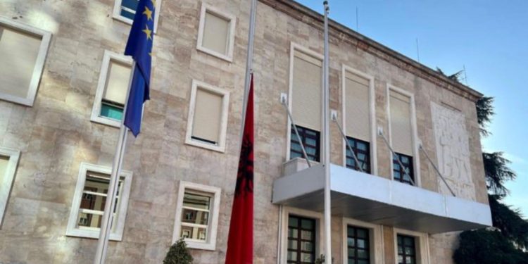 Ditë zie për Papa Françeskun/ Flamuri shqiptar në gjysmështizë, PS ndërpret fushatën për të respektuar funeralin e Atit të Shenjtë