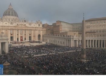 LIVE/ Ceremonia e lamtumirës së Papa Françeskut, besimtarët dhe delegacionet zbarkojnë në sheshin e “Shën Pjetrit” që në orët e para të mëngjesit