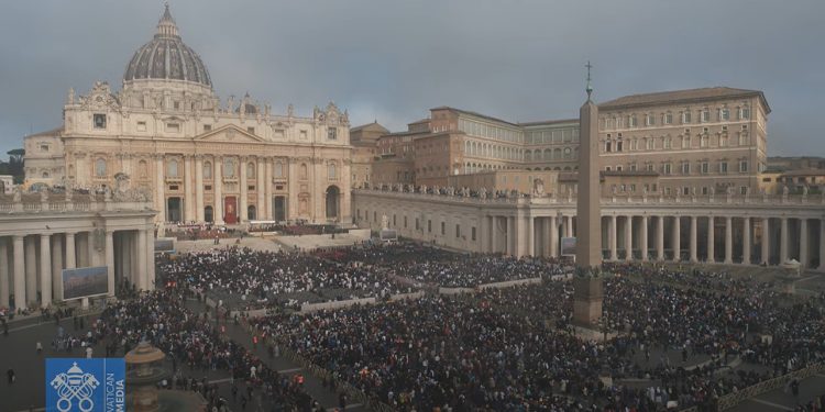 LIVE/ Ceremonia e lamtumirës së Papa Françeskut, besimtarët dhe delegacionet zbarkojnë në sheshin e “Shën Pjetrit” që në orët e para të mëngjesit