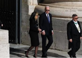 FOTO/ Lamtumira e Papa Françeskut, Biden mbërrin në sheshin e “Shën Pjetrit”! Liderët botërorë në ceremoni do të ulen sipas rendit alfabetik të kombeve në frëngjisht