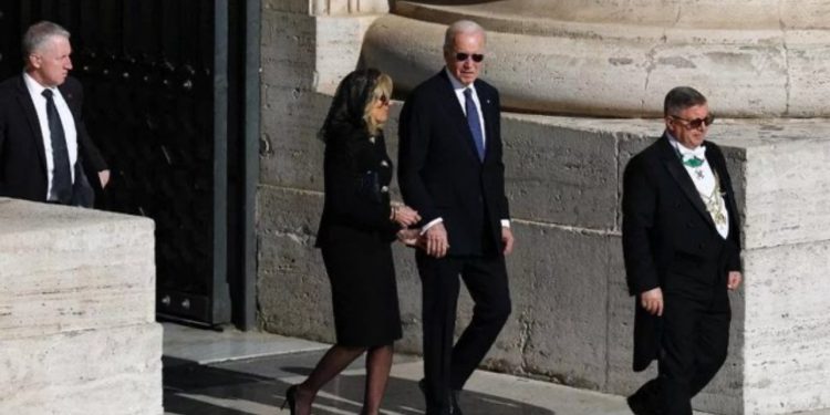 FOTO/ Lamtumira e Papa Françeskut, Biden mbërrin në sheshin e “Shën Pjetrit”! Liderët botërorë në ceremoni do të ulen sipas rendit alfabetik të kombeve në frëngjisht