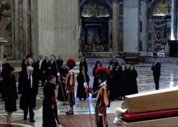 I jepet lamtumira Papa Françeskut/ Presidenti amerikan, Donald Trump mbërrin në Sheshin e Shën Pjetrit