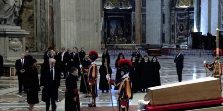 I jepet lamtumira Papa Françeskut/ Presidenti amerikan, Donald Trump mbërrin në Sheshin e Shën Pjetrit