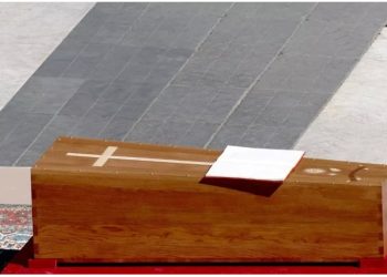 FOTO/ Ceremonia e lamtumirës, mbi arkëmortin e Papa Françeskut qëndron i hapur Ungjilli