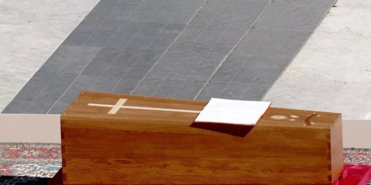 FOTO/ Ceremonia e lamtumirës, mbi arkëmortin e Papa Françeskut qëndron i hapur Ungjilli