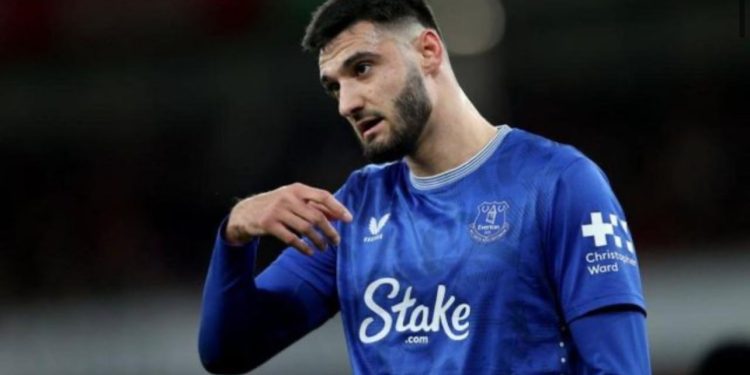 Titullar në dy ndeshjet e fundit, Broja përfundon në tribunë për ndeshjen kundër Chelseat