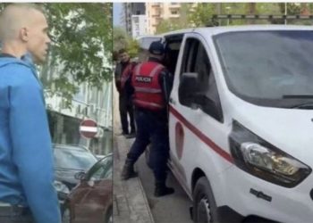 “Çmendet” turisti i huaj në Vlorë, policia e shoqëron për sjellje agresive në Skelë