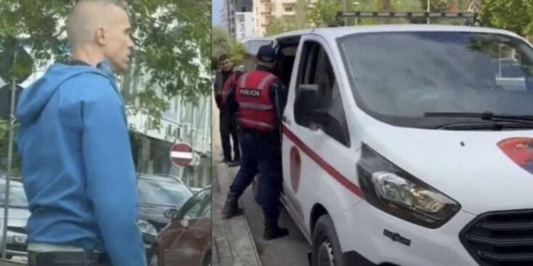 “Çmendet” turisti i huaj në Vlorë, policia e shoqëron për sjellje agresive në Skelë