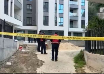 FOTO/ Roja i objektit në Vlorë u gjet i vrarë me armë zjarri, dalin pamje nga vendngjarja