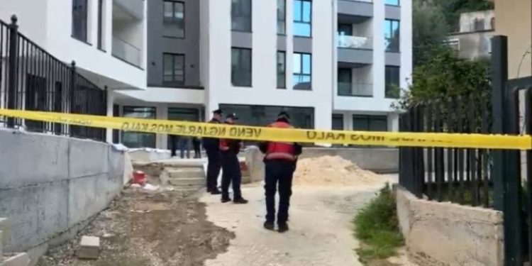 FOTO/ Roja i objektit në Vlorë u gjet i vrarë me armë zjarri, dalin pamje nga vendngjarja