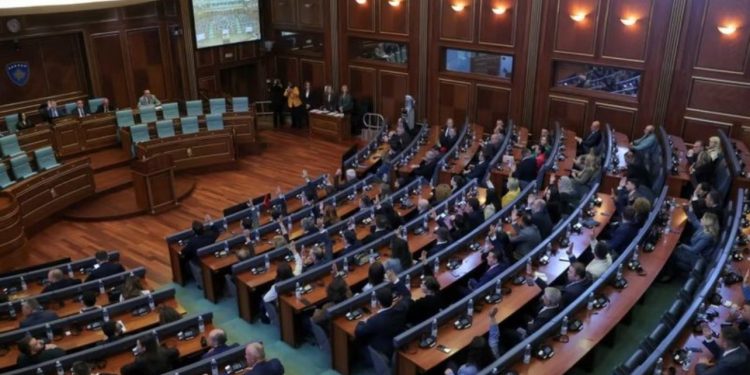 Deputetët e Kosovës nuk arrijnë ta konstituojnë Kuvendin, dështon sërish zgjedhja e kryeparlamentares së propozuar nga LVV