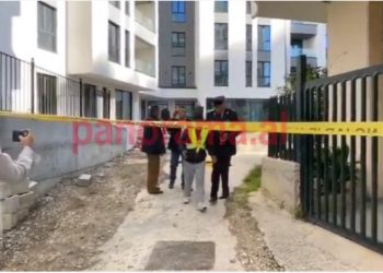 “E vranë, e vranë…o Zot”/ Ekzekutimi i 58-vjeçarit në Vlorë! Një grua shpërthen në lot! Krimi është filmuar nga kamerat e sigurisë! Pamje nga vendi i ngjarjes