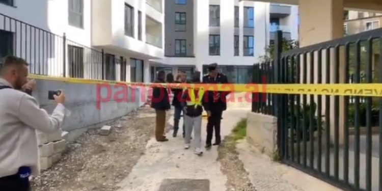 “E vranë, e vranë…o Zot”/ Ekzekutimi i 58-vjeçarit në Vlorë! Një grua shpërthen në lot! Krimi është filmuar nga kamerat e sigurisë! Pamje nga vendi i ngjarjes