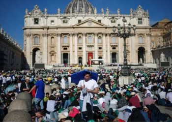 FOTO/ Publikohen pamjet e varrit të Papa Françeskut, qindra besimtarë jashtë bazilikës në Romë për t’i bërë nderimet Atit të Shenjtë