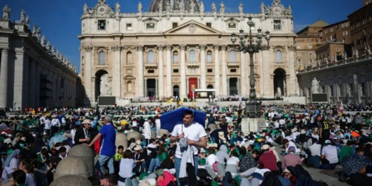 FOTO/ Publikohen pamjet e varrit të Papa Françeskut, qindra besimtarë jashtë bazilikës në Romë për t’i bërë nderimet Atit të Shenjtë