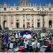 FOTO/ Publikohen pamjet e varrit të Papa Françeskut, qindra besimtarë jashtë bazilikës në Romë për t’i bërë nderimet Atit të Shenjtë