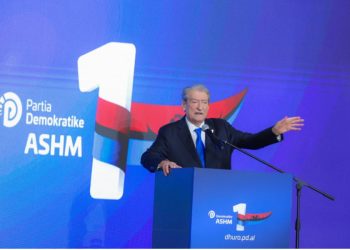 “Beleri nuk pranoi të shitej”- Berisha me shqiptarët në Selanik: U përdoren truket e sigurimit të shtetit për t’i grabitur mandatin!