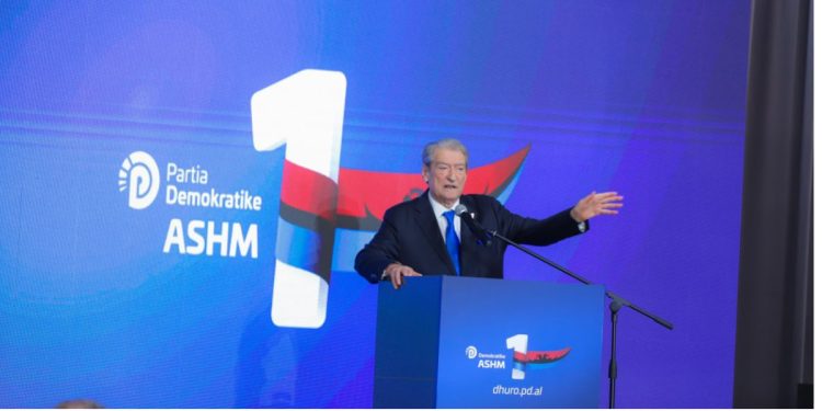 “Beleri nuk pranoi të shitej”- Berisha me shqiptarët në Selanik: U përdoren truket e sigurimit të shtetit për t’i grabitur mandatin!