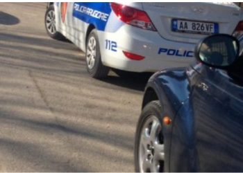 Të shtëna me armë zjarri drejt një makine të parkuar në Thumanë, autori i dyshuar largohet nga vendngjarja