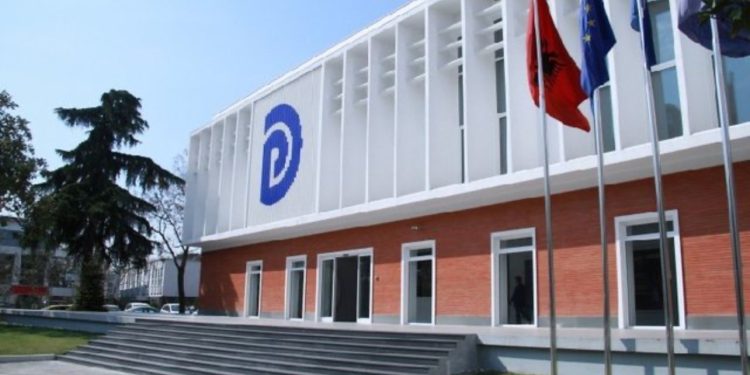 “Kontrata me avokatin e Presidentit Trump nuk ka trembur vetëm Ramën, por dhe veglat e tij,” PD: Jemi transparentë, është nënshkruar në përputhje të plotë me ligjet