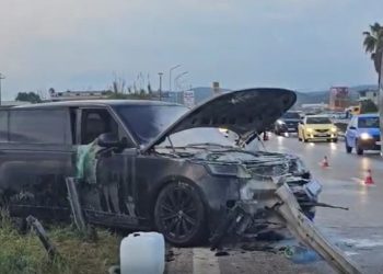 VIDEO/ U përplas me barrierën anësore dhe më pas u përfshi nga flakët, dalin pamjet nga aksidenti në Lushnje