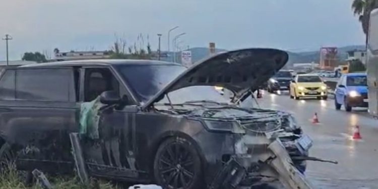 VIDEO/ U përplas me barrierën anësore dhe më pas u përfshi nga flakët, dalin pamjet nga aksidenti në Lushnje