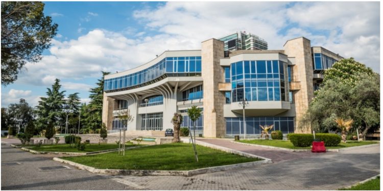 Pallati i Kongreseve del në ankand! Çfarë po ndodh me godinën monument kulture?