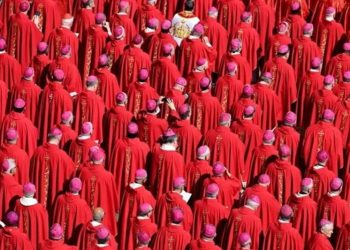 Sot Konklava mblidhet për të vendosur datën e zgjedhjes së Papës së ri, hapat e ardhshëm