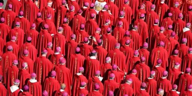 Sot Konklava mblidhet për të vendosur datën e zgjedhjes së Papës së ri, hapat e ardhshëm