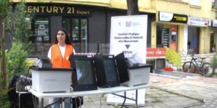 KQZ teston sot pajisjet: Banorët e Njësisë 10 të Tiranës dhe ata të Vorës do të votojnë në mënyrë elektronike