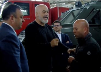 Ramës nuk i del e keqja me qytetarin, vijon debatin pas takimit: T’i do vish me mua ose prano që ke gënjyer