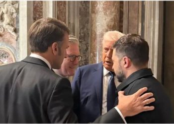 “S’duhet të jesh këtu fare, ulu dhe…”/ Zbardhen detaje se çfarë ndodhi mes Trump dhe Macron në Bazilikën e Shën Pjetrit